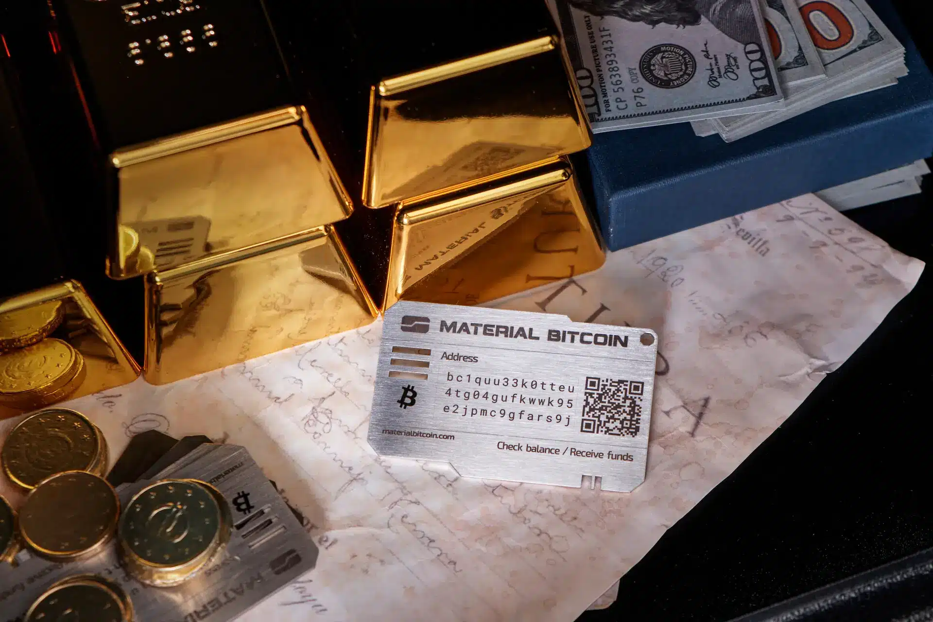 Material Bitcoin dentro de una caja fuerte rodeado de lingotes de oro y dinero